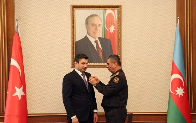Zakir Həsənov Selçuk Bayraktarı medalla təltif edib