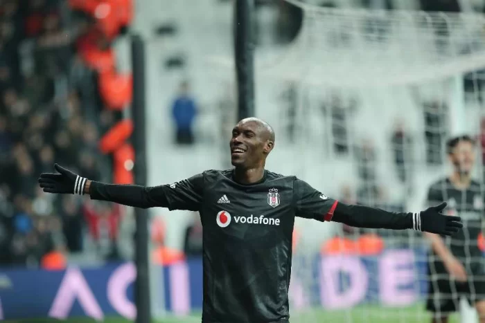 "Beşiktaş" kanadalı futbolçusu ilə yollarını ayırır