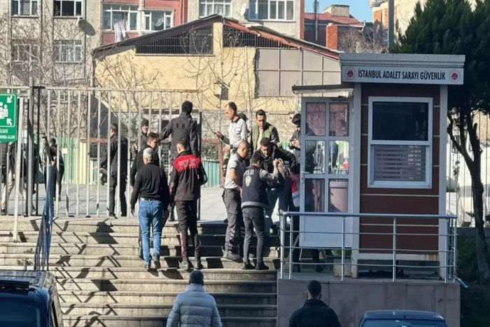 İstanbulda məhkəmə binasına silahlı hücum zamanı ölənlərin sayı artıb